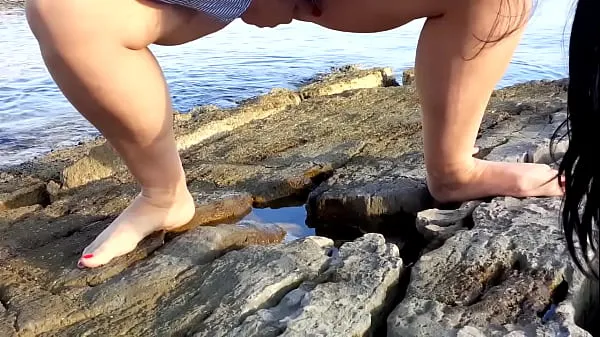 Store Wife pees outdoor on the beach nye videoer