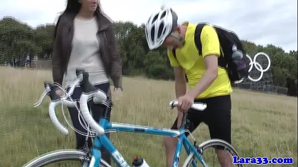 大きなBritish mature picks up cyclist for fuck新しい動画