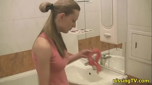 Grote Girl pisses sitting in the toilet nieuwe video's