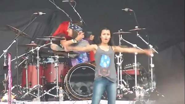 Girl mostrando peitões no Monster of Rock 2015 مقاطع فيديو جديدة كبيرة