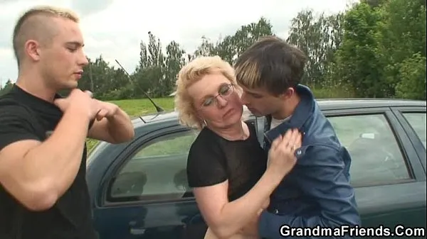 Grote Two dudes pick up old bitch and screw her hard nieuwe video's