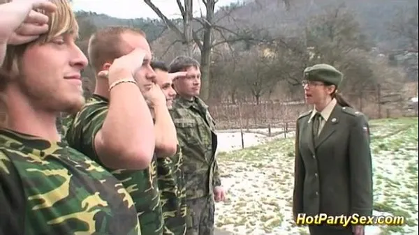 Grote military lady gets soldiers cum nieuwe video's