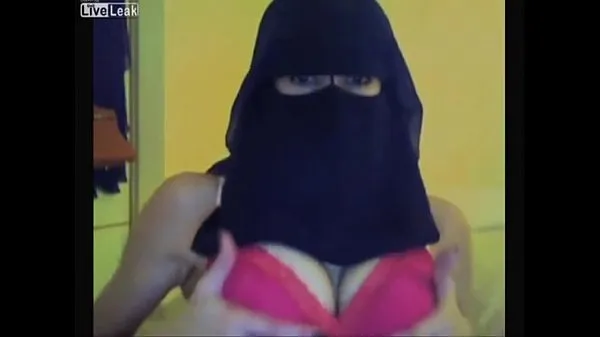 Store Sexy Saudi Arabian girl twerking with veil on nye videoer