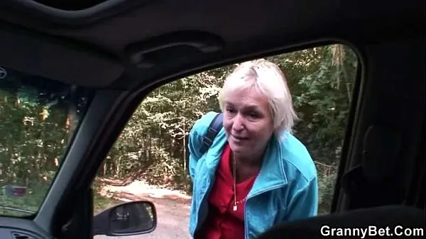 Old granny is picked up from road and fucked Video baru yang besar
