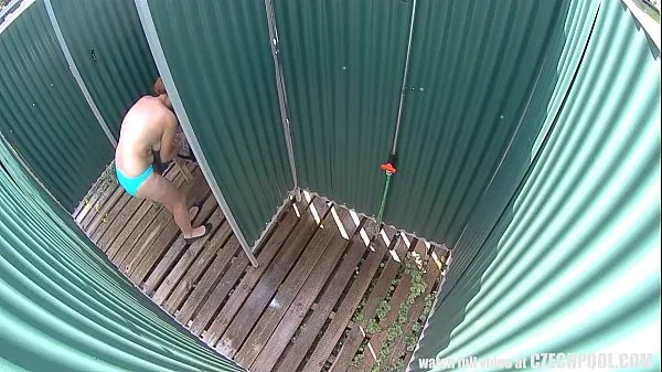 Veliki Chubby Girl Caught in Public Shower novi videoposnetki