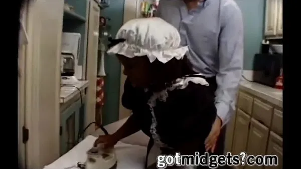 Veliki Black Midget Maid Sucks The Landowners Dick novi videoposnetki