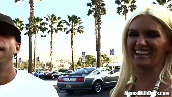 大Busty Blonde Mom Rhyse Richards Picked-Up and Fucked新视频