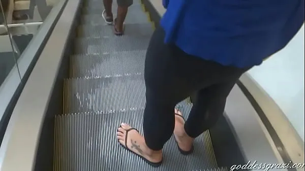 Goddess Grazi perfect feet in flip flops Video baru yang besar
