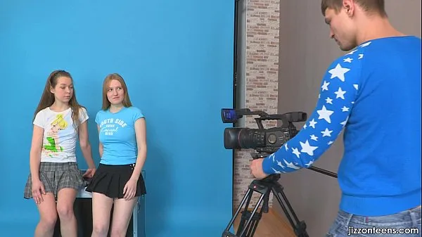 Store Lora and Jazzy seduce cameraman nye videoer