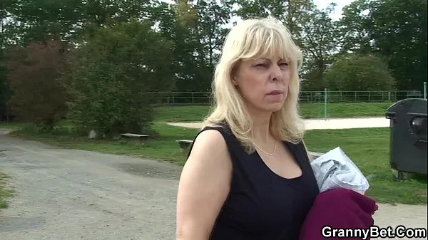 Grote Old blonde granny rides cock on public nieuwe video's
