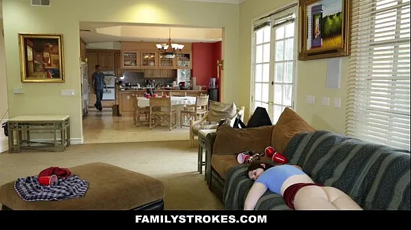 Büyük FamilyStrokes - Cumming Home To New StepSister (Maya Kendrick yeni Video