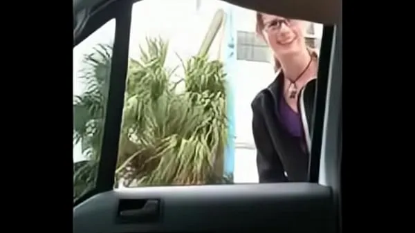 大exhibitionist receives help proposal from a passerby and cum in front of her新视频