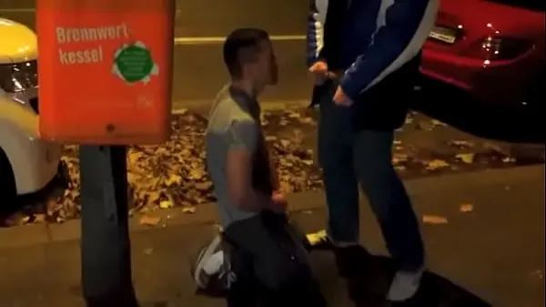 Velká Pissing and self pissing next to busy street nová videa