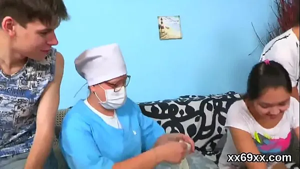 大Man assists with hymen physical and drilling of virgin cutie新视频