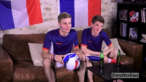 Μεγάλα Two twinks support the French Soccer team in their own way νέα βίντεο