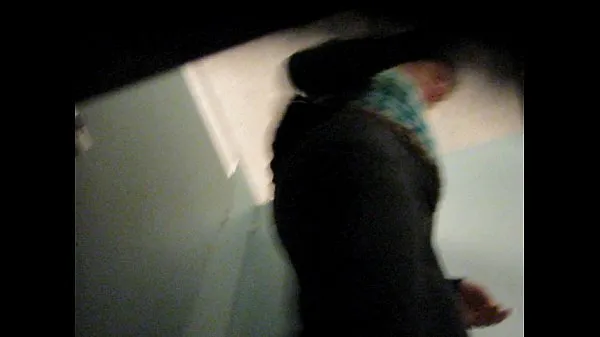 Hidden cam - mature in changing room مقاطع فيديو جديدة كبيرة