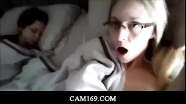 Grote Blonde girl masturbating next to her s. friend nieuwe video's