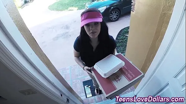 대규모 Real pizza delivery teen fucked and jizz faced for tip in hd개의 새 동영상