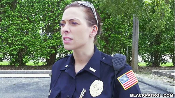 대규모 Female cops pull over black suspect and suck his cock개의 새 동영상