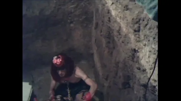 Veľké Sissy Slave Drinks Piss Chained in Mud nové videá