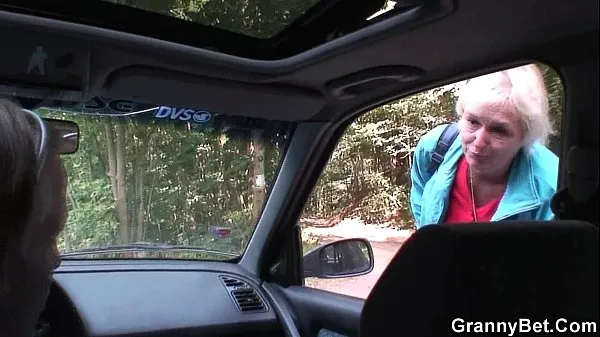 Veliki Hitchhiking 70 years old granny riding roadside novi videoposnetki