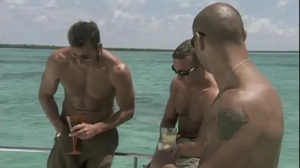 Hot slut is banged on the deck of a yacht مقاطع فيديو جديدة كبيرة