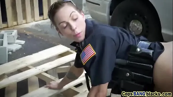 Store Two female cops fuck a black dude as his punishement nye videoer
