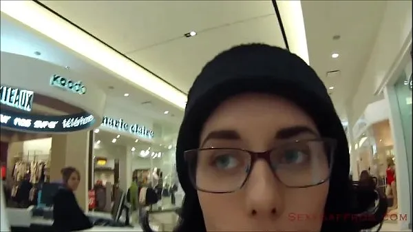 Public Cum Walk at the Mall Video baru yang besar