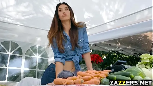 대규모 Eva Lovias cock hungry pussy got served with a big cock개의 새 동영상