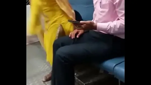 Big indian mumbai local train girl kissed her boyfriend new Videos