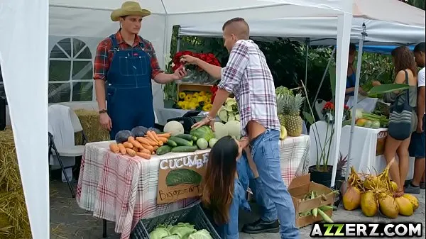 Grote farmers wife Eva Lovia bangs in the market nieuwe video's
