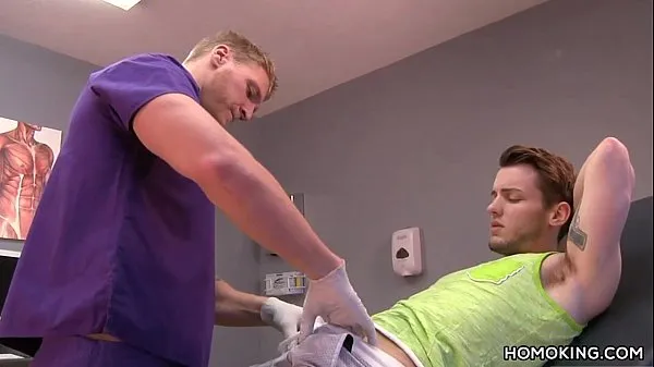 Grote Gay doctor sucking off his handsome patient nieuwe video's