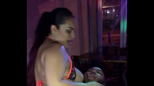Store Fat woman dancing at the table dance nye videoer