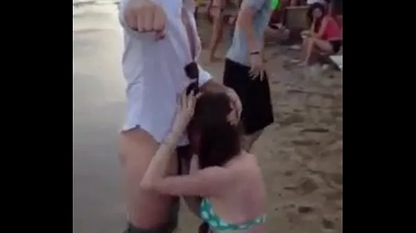 Grote Paying blowjob on the beach nieuwe video's