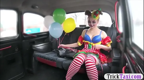 Stora Gal in clown costume fucked by the driver for free fare nya videor