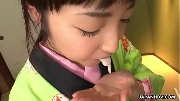 Asian bitch in a kimono sucking on his erect prick Video baru yang besar