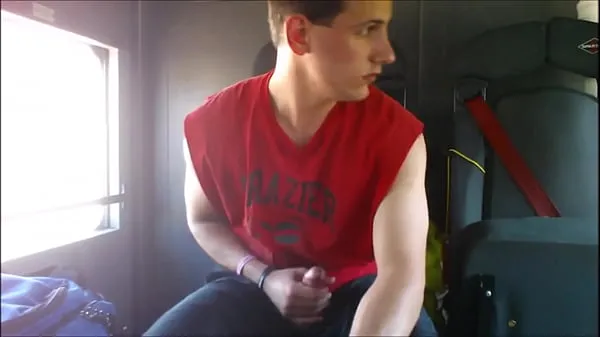 Grote Firefighter jacking off at the back of the truck nieuwe video's