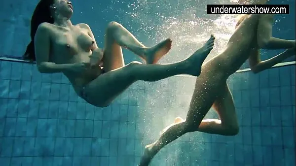Store Two sexy amateurs showing their bodies off under water nye videoer