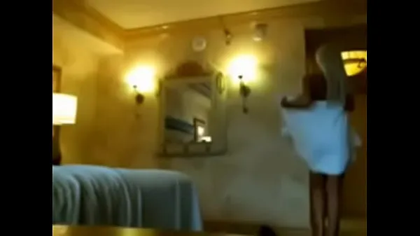Veliki Beautiful lady showing naked in front of hotel service novi videoposnetki