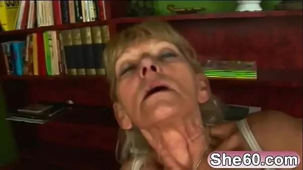 Store Blonde granny Inci gets fucked by her y. lover Libor nye videoer