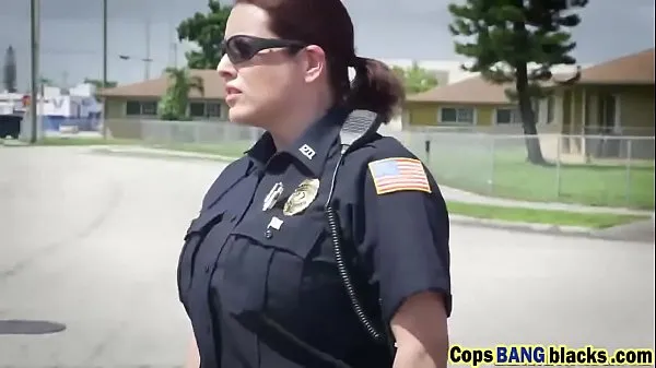 Veliki Busty policewomen a. black stud outdoors novi videoposnetki