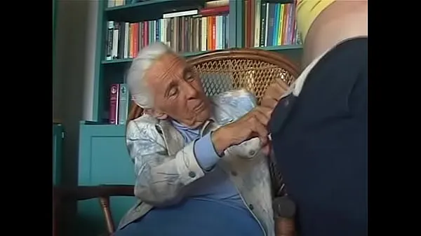 92-years old granny sucking grandson مقاطع فيديو جديدة كبيرة