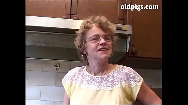 Nagy Old housewife sucking a young cock új videók