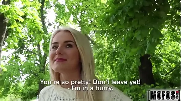 Duże Blonde Hottie Fucks Outdoors video starring Aisha nowe filmy