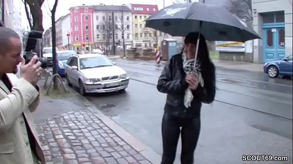 Veľké Teeny is approached on the street and fucked for money nové videá
