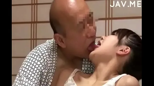 Grote Delicious Japanese girl with natural tits surprises old man nieuwe video's