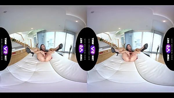 Veliki Stefany - Fully-clothed babe orgasms on sofa novi videoposnetki