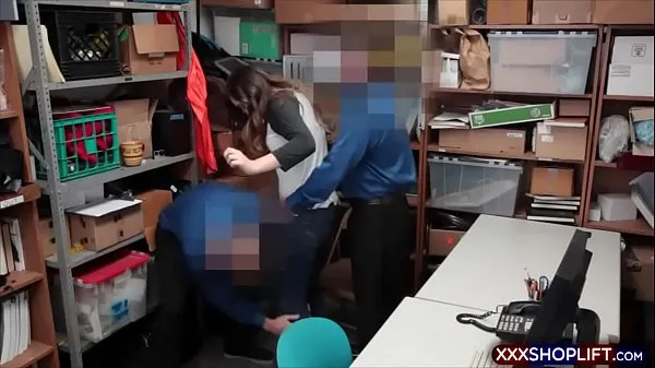 Stora Cute teen brunette shoplifter got caught and was taken to the backroom interrogation office where she was fucked by both LP officers nya videor