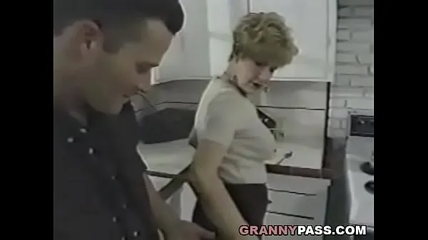 Granny Fucks Young Dick In The Kitchen Video baharu besar