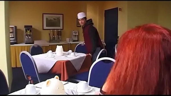 Grote Old woman fucks the young waiter and his friend nieuwe video's